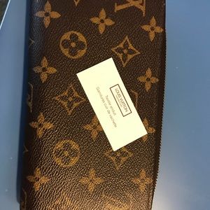 Louis Vuitton Zippy wallet